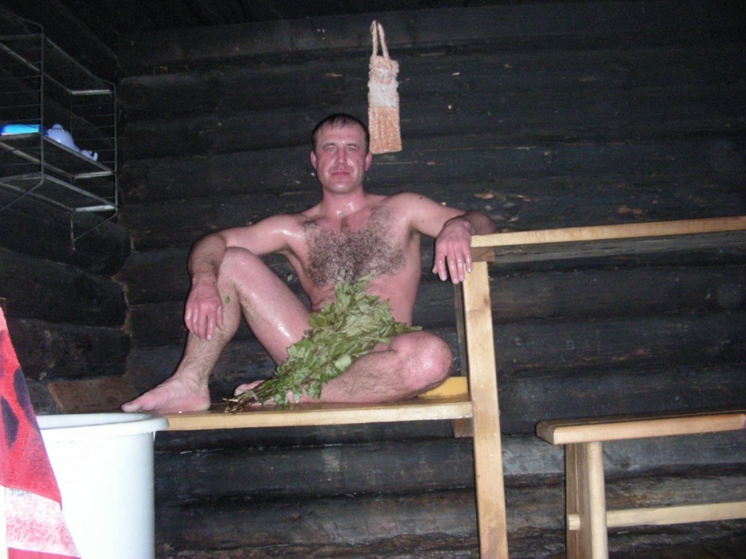 Hombres en un baño de pueblo