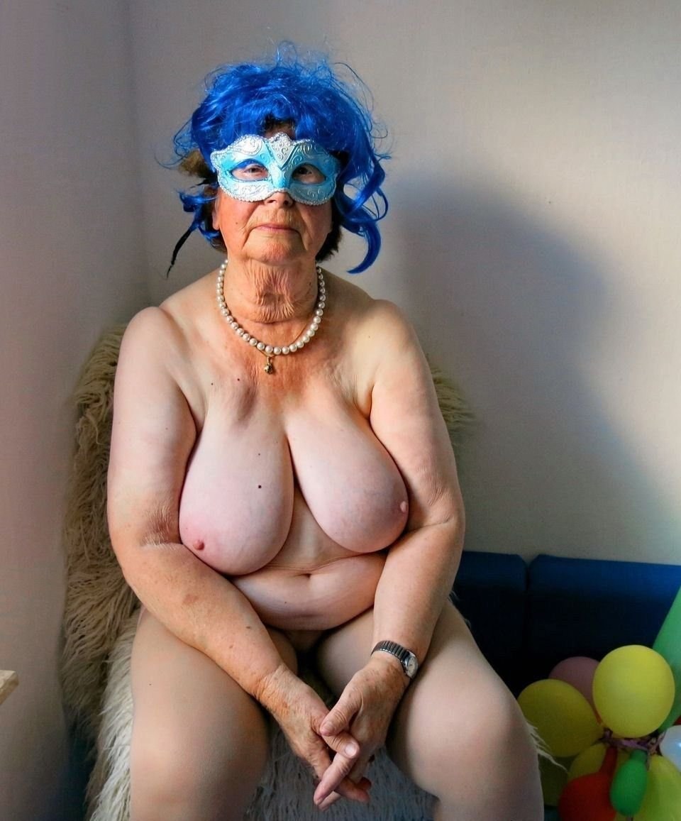 Abuelas desnudas con grandes tetas