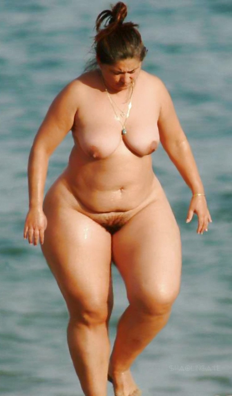 Caderas anchas desnudas en la playa