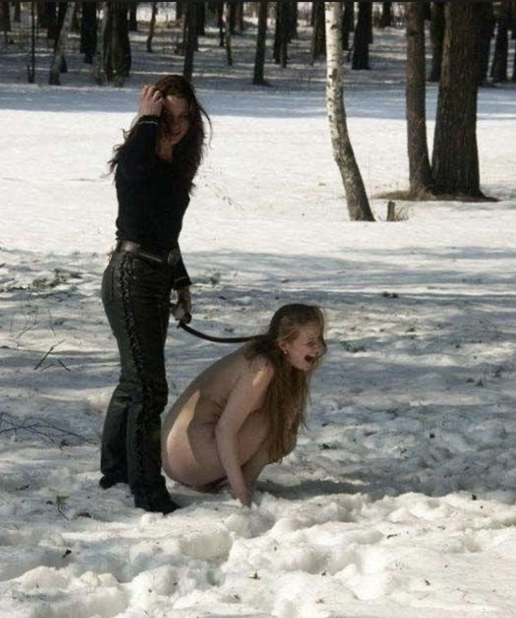 Mujeres desnudas en la naturaleza con correa