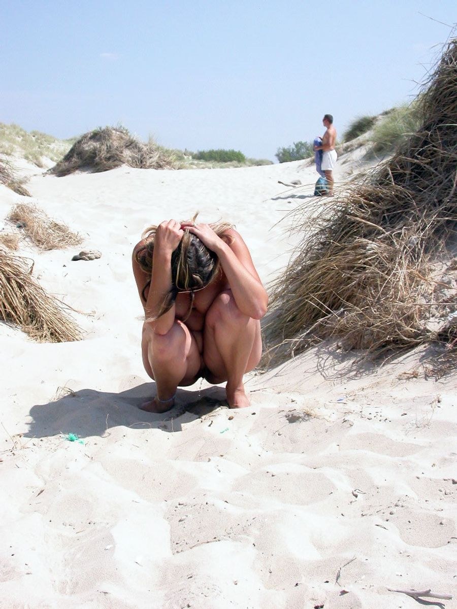 Las mujeres desnudas se esconden en la playa