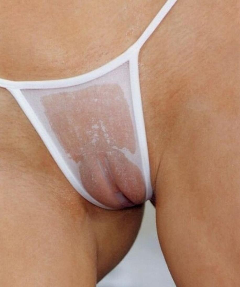 A través de bragas transparentes