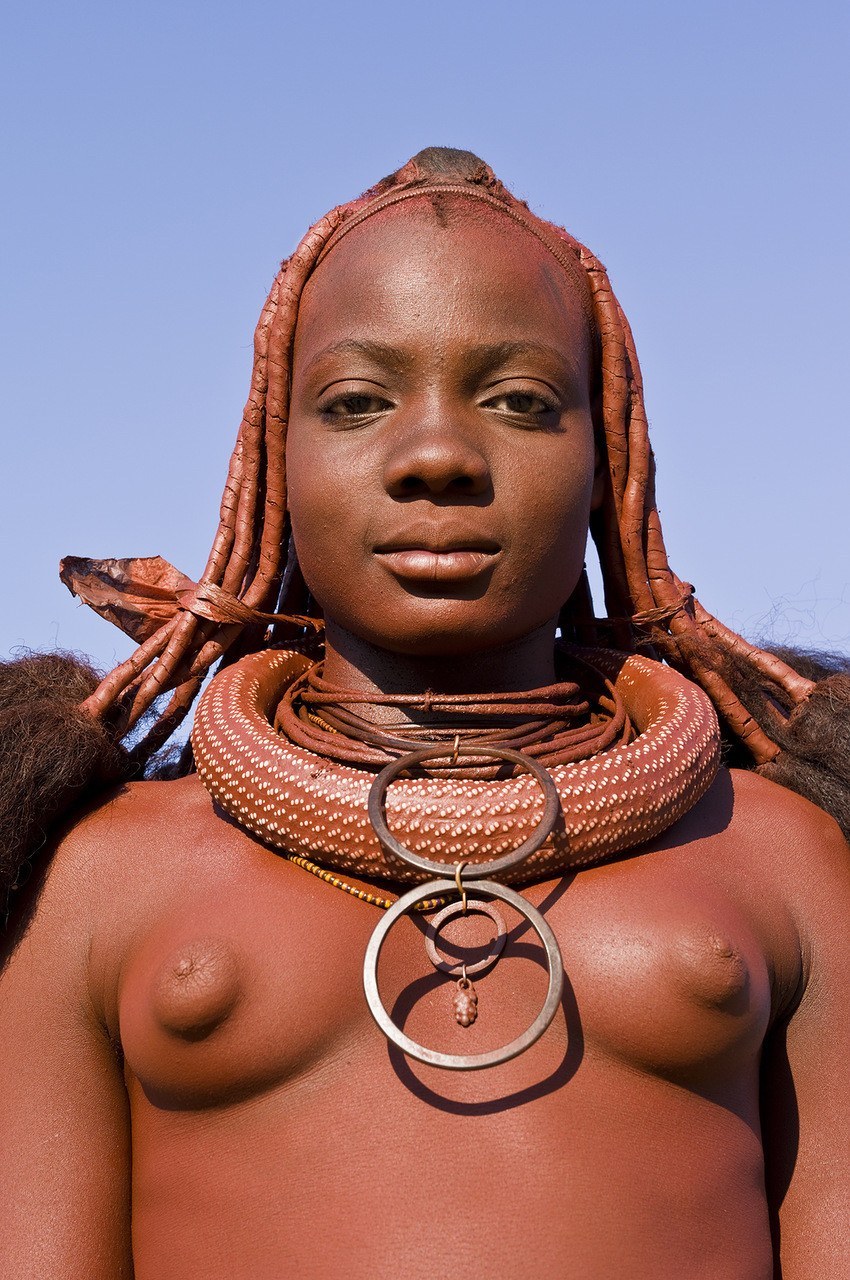 Khimbia himibia niña desnuda