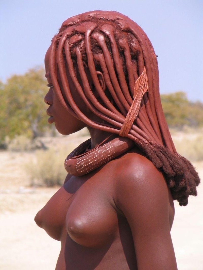 Tribu africana khimba desnuda