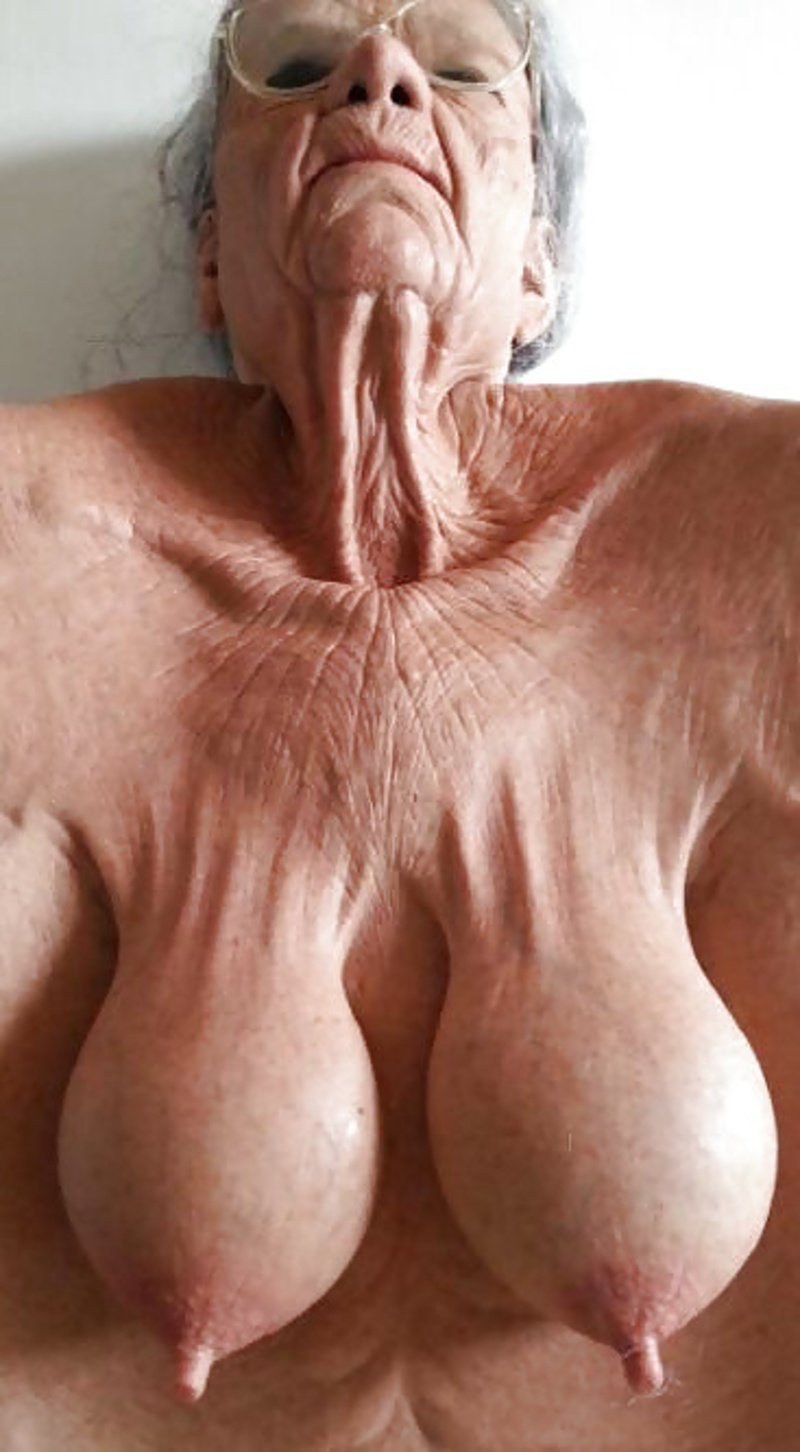 Anciano con grandes tetas