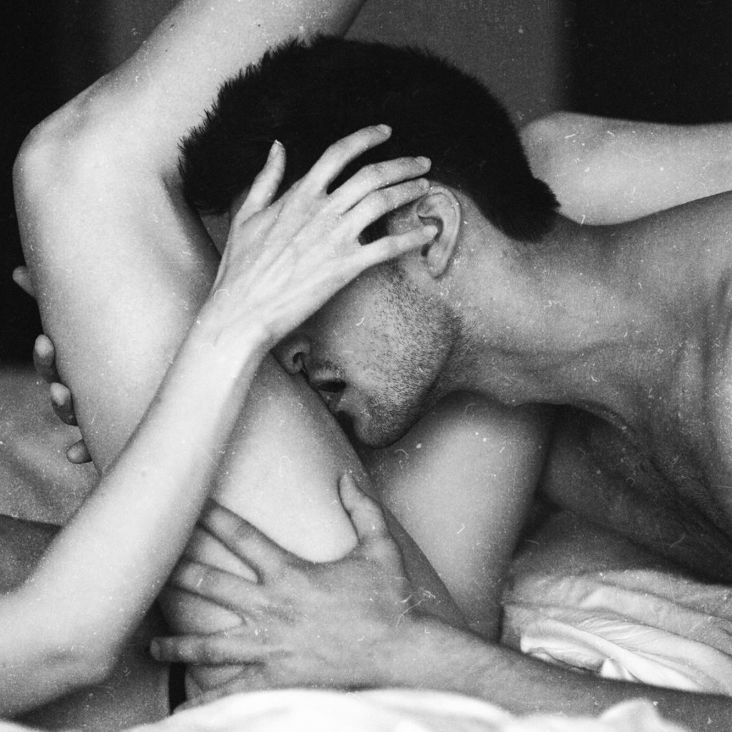 Beso apasionado desnudo