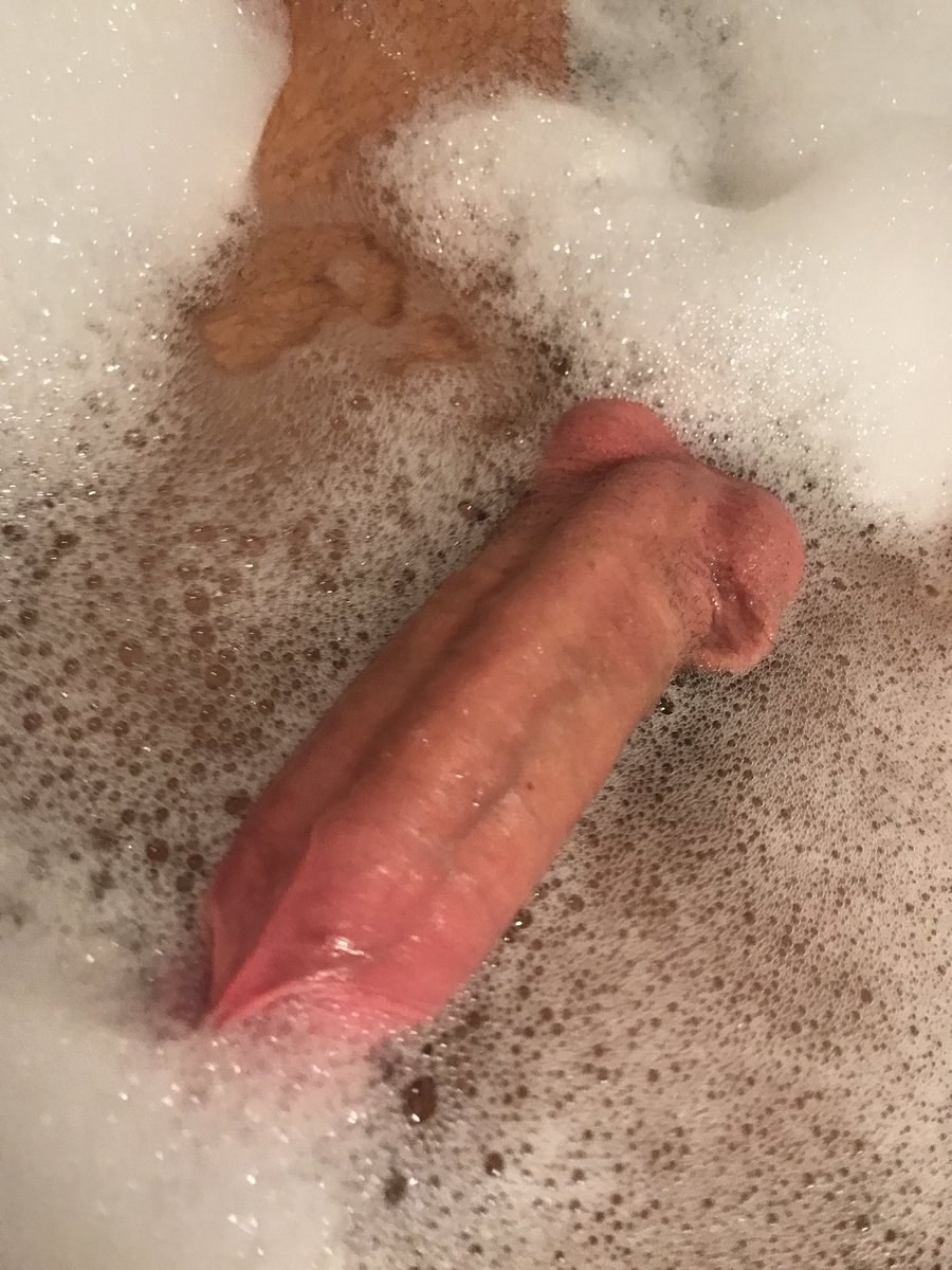 Polla masculina en el baño con espuma