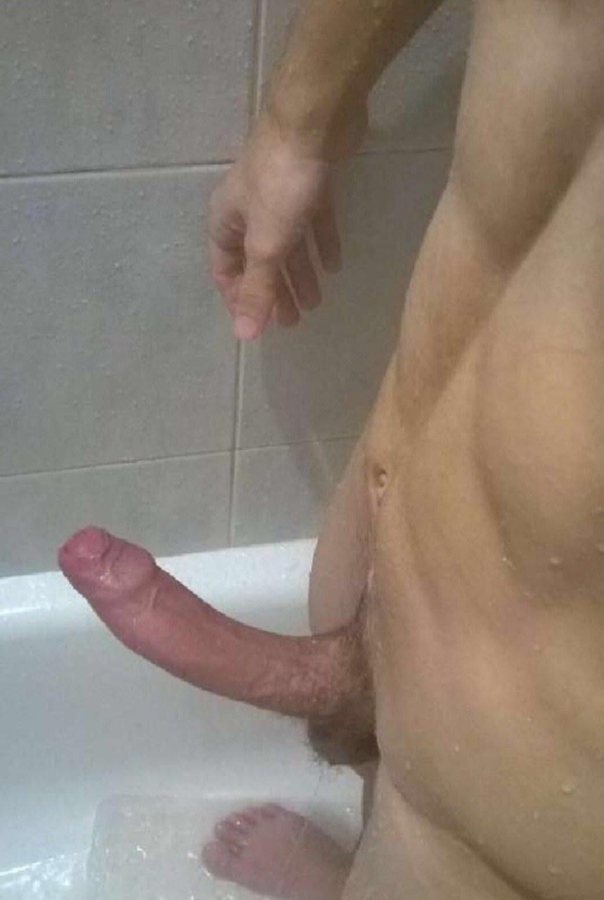 Miembro del joven en el baño