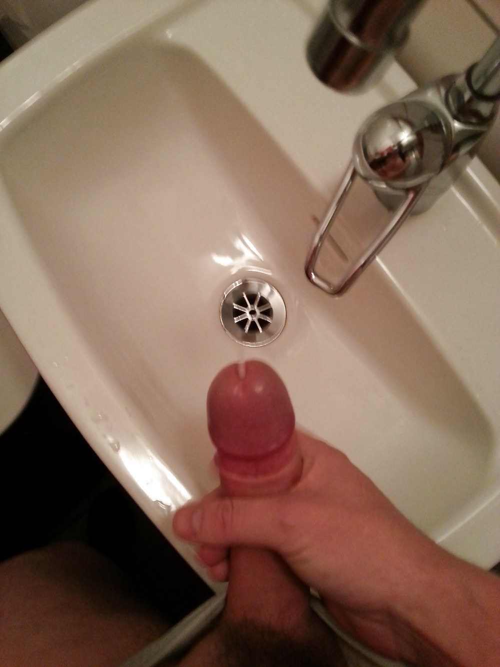 Masturbación de un miembro en el baño