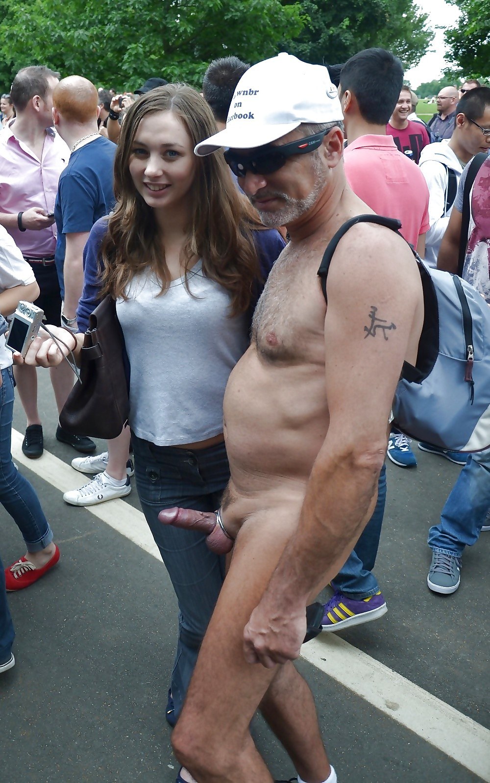 Mujeres desnudas hombres en público