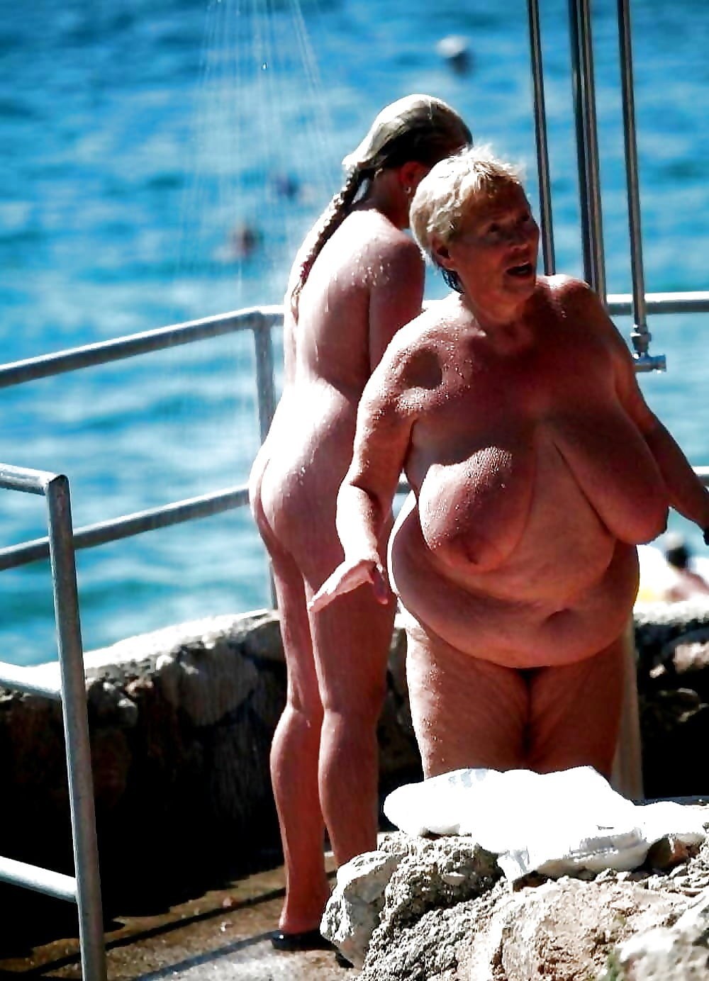 Ancianas gordas desnudas en la playa