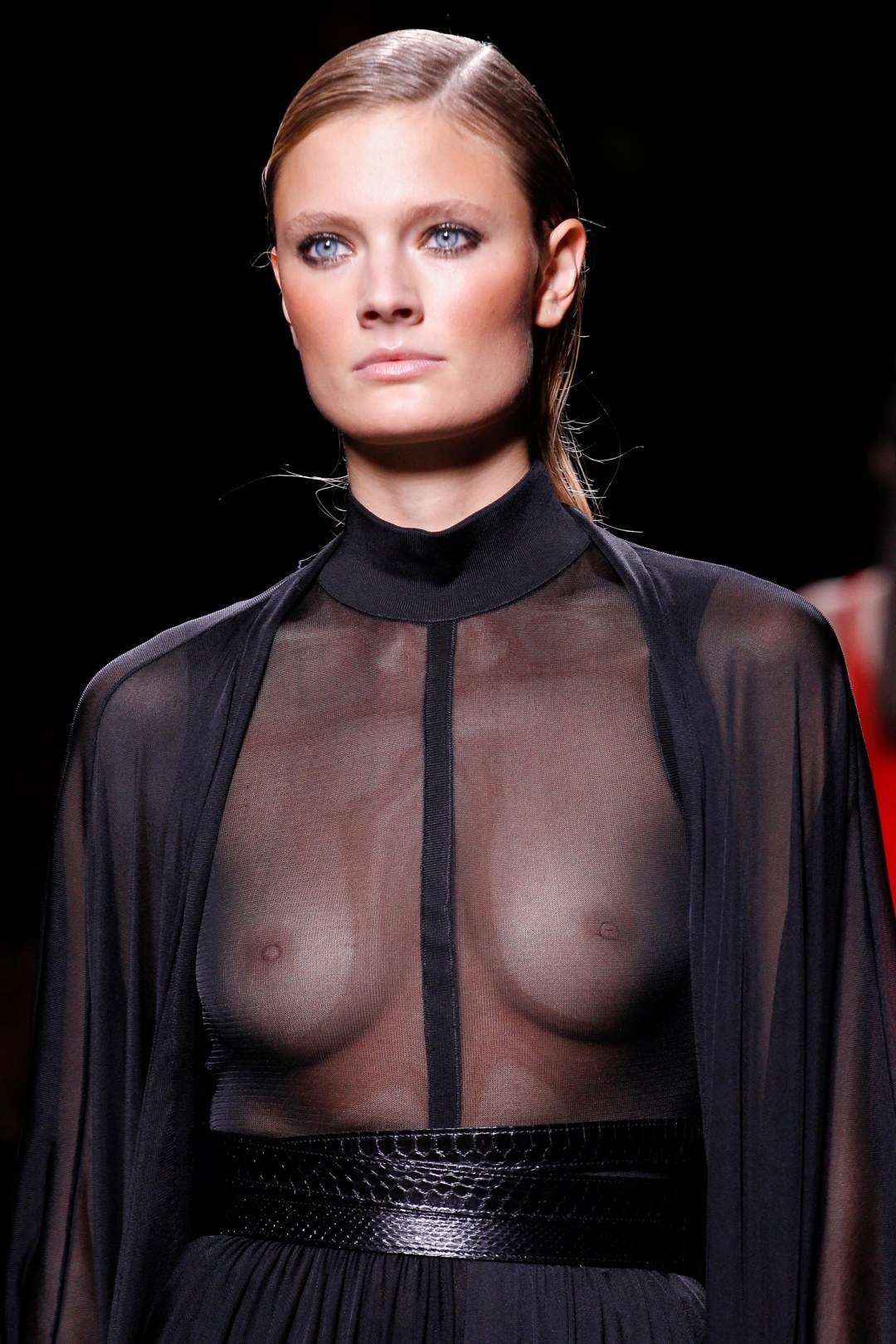 Blusa transparente en un cuerpo desnudo