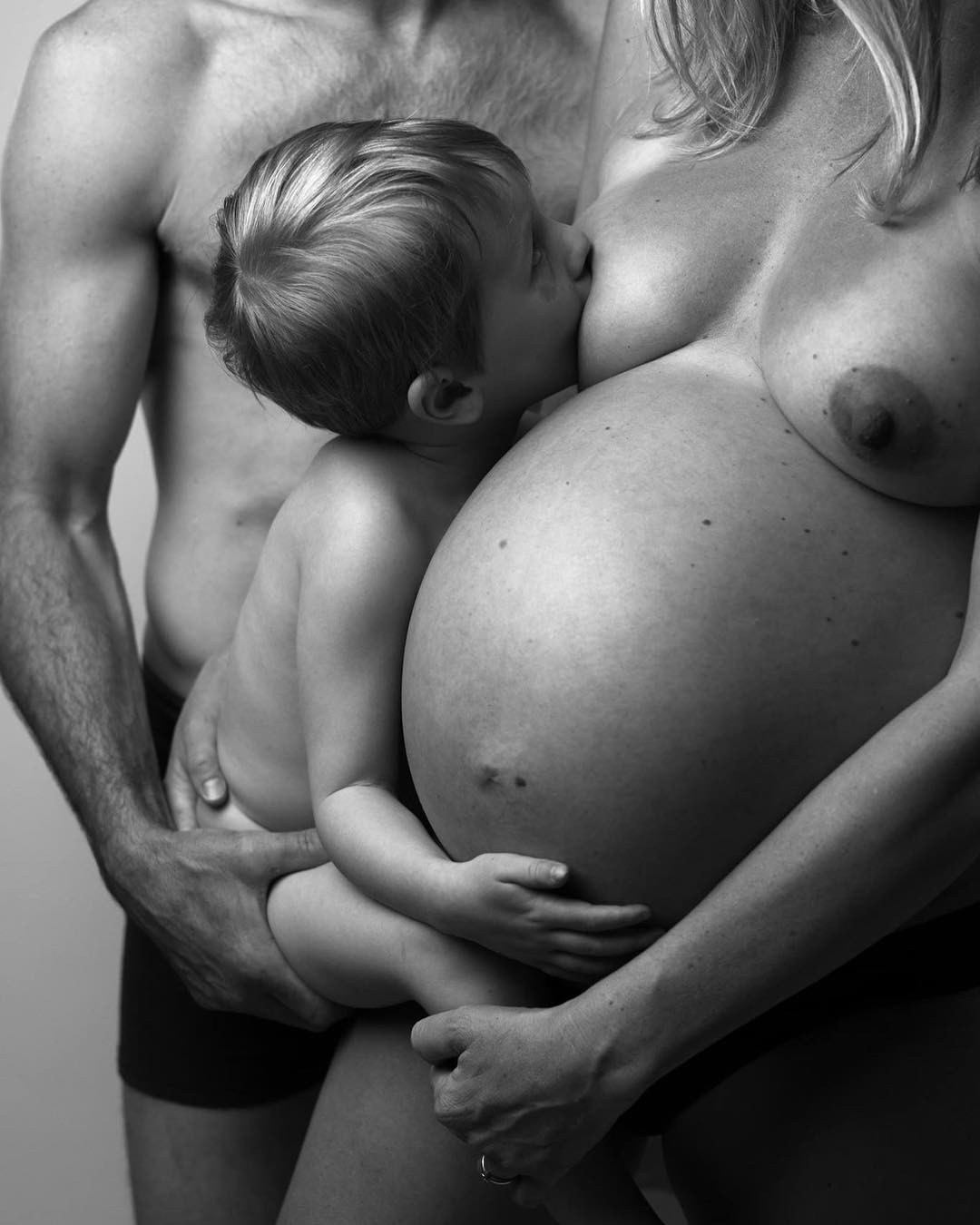 Sesión de fotos familiar desnuda