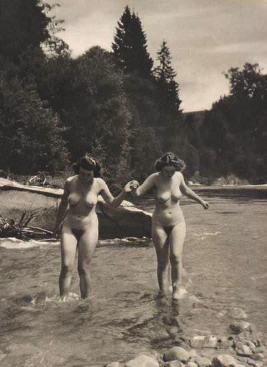 Las mujeres desnudas retro están bañadas