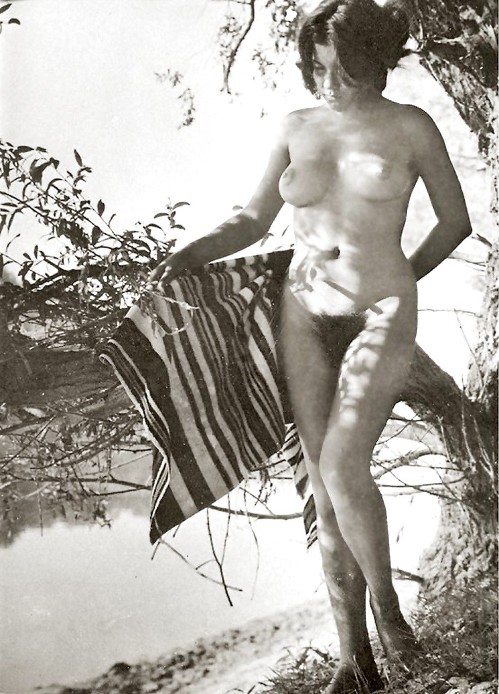 Mujeres desnudas en la playa retro