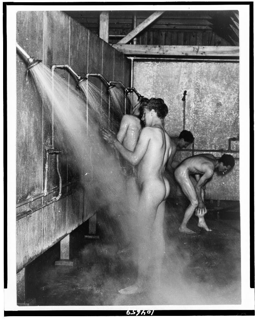 Los chicos bañan desnudo retro