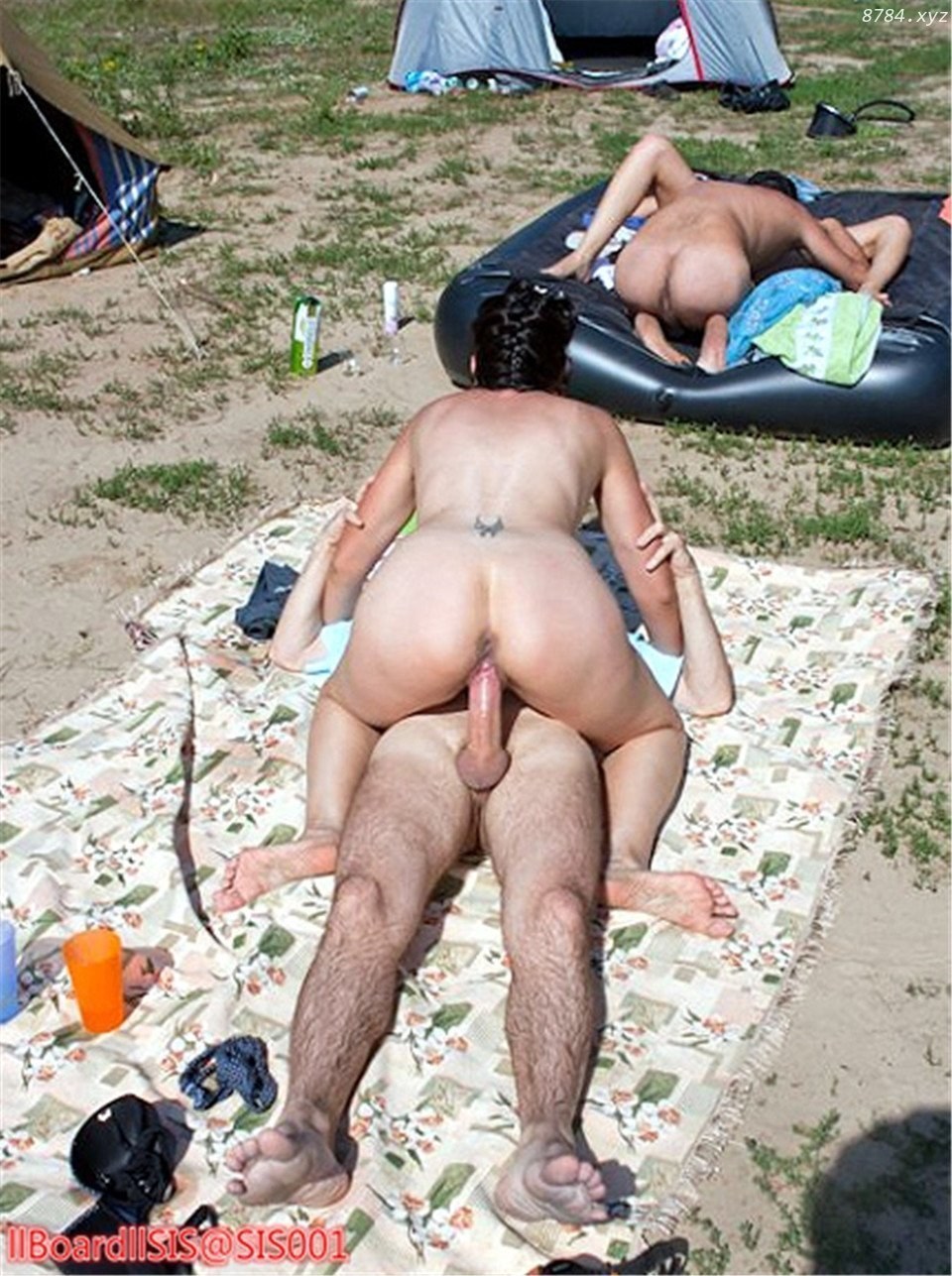 Desnudo maduro en la playa espiado
