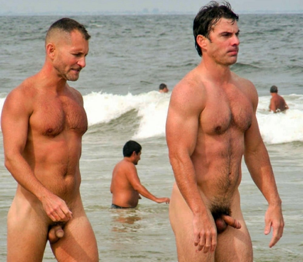 Niños desnudos en la playa vestidos