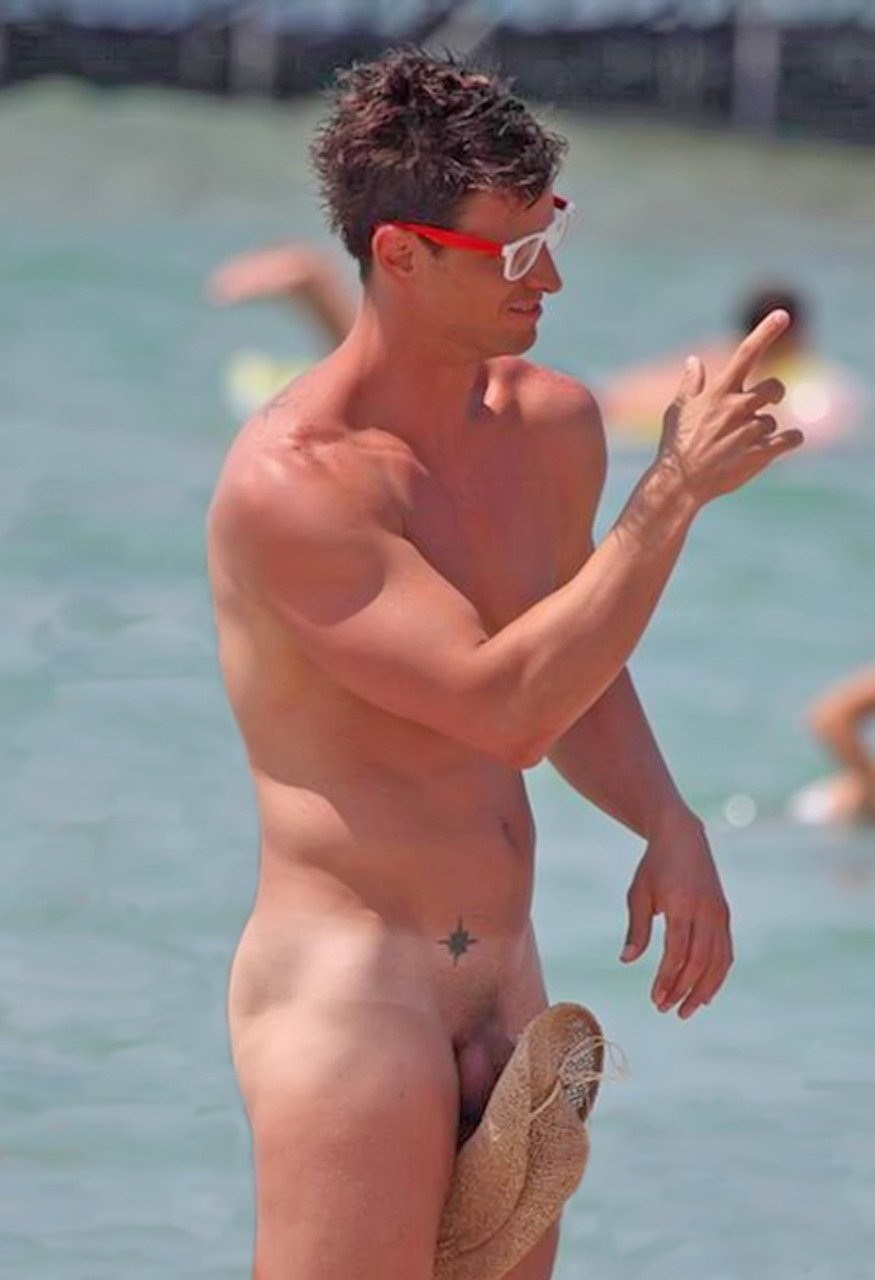 Chicos de pene desnudo en la playa