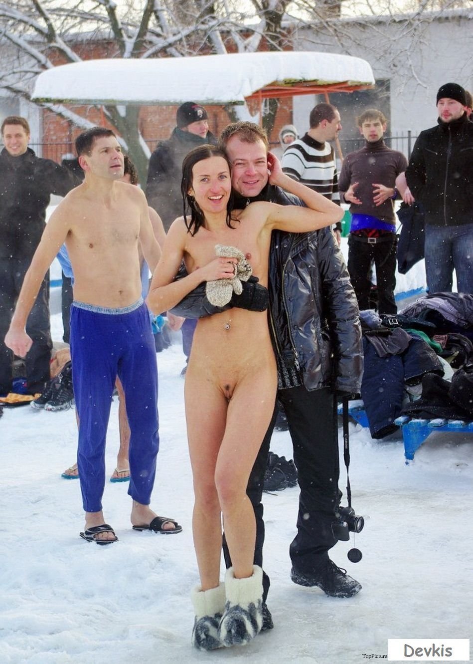 Desnudo en el agujero para el bautismo