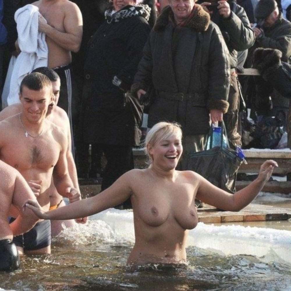 Bañándose desnudo en el agujero para el bautismo