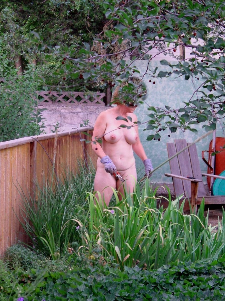 En el país, el vecino se ilumina desnudo