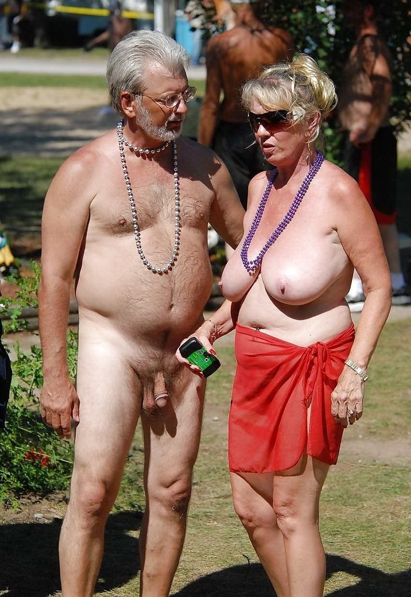 Anciana en la playa con un hombre desnudo