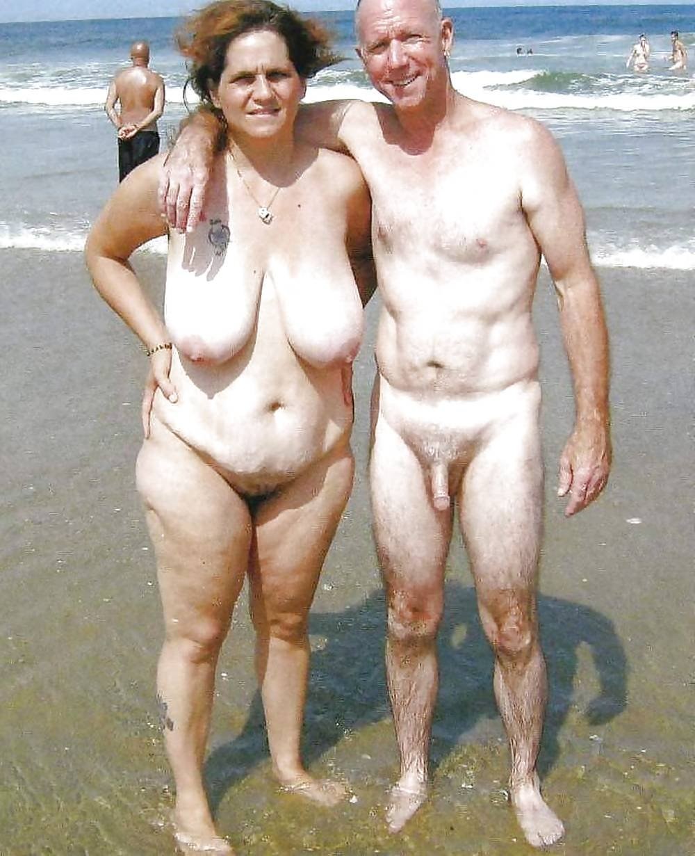 Parejas de ancianos desnudos en la playa