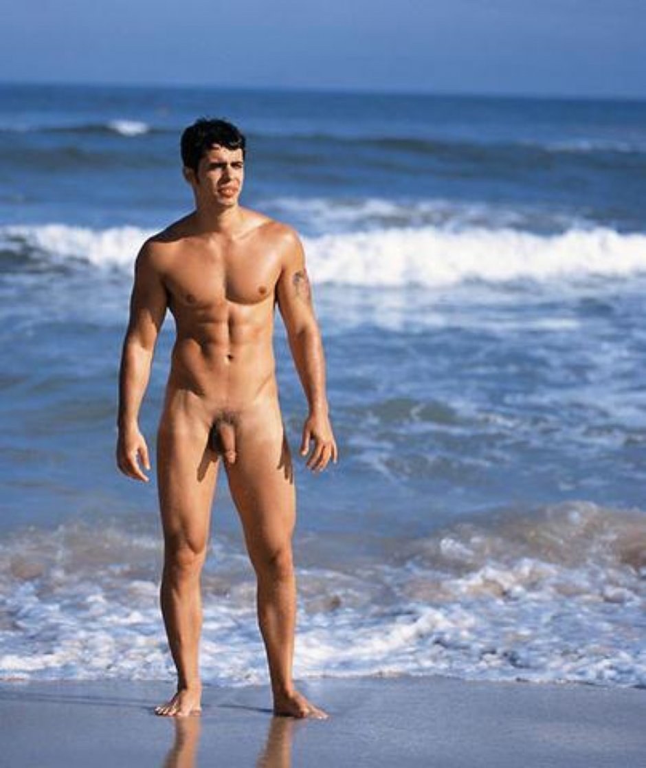 Hermosos chicos desnudos en la playa