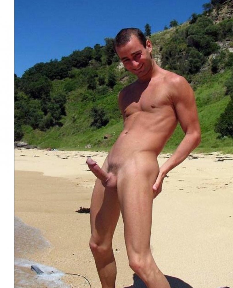 Hermosos chicos desnudos en la playa