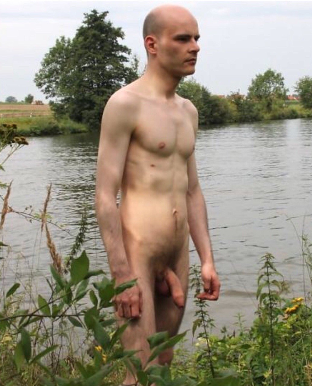 Hombres de la aldea desnuda
