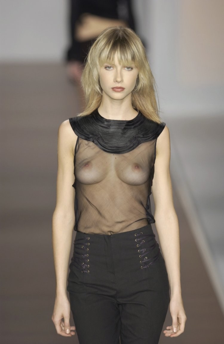Ropa transparente en el podio desnudo