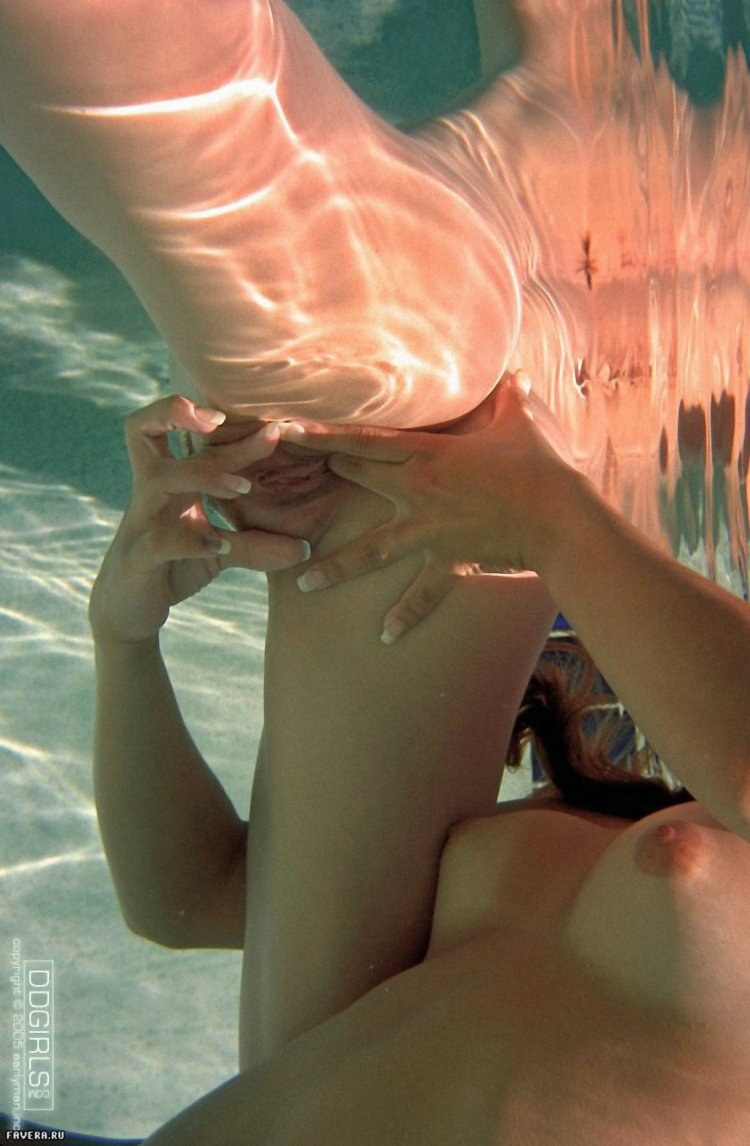 Chicas desnudas bajo el agua
