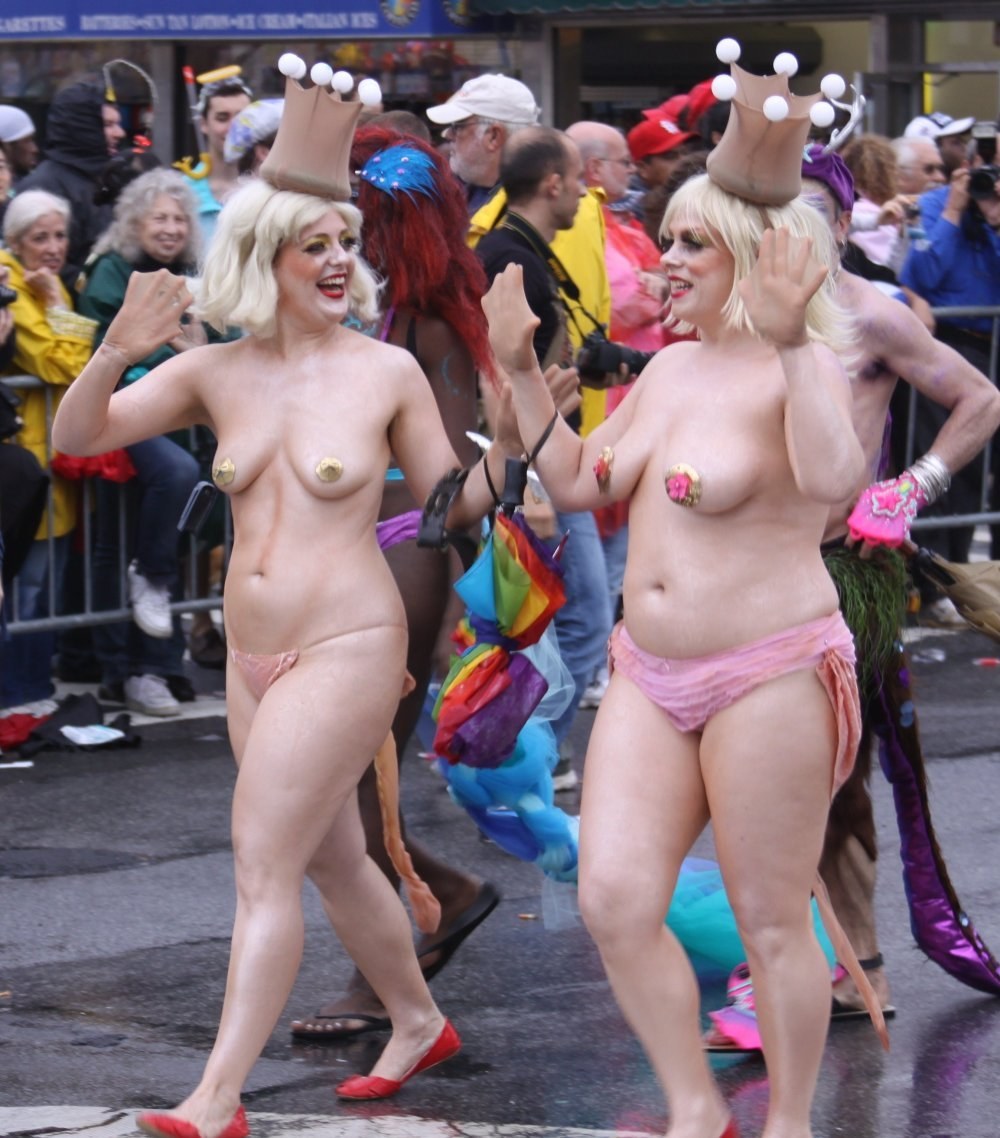 Desfile del festival de mujeres desnudas