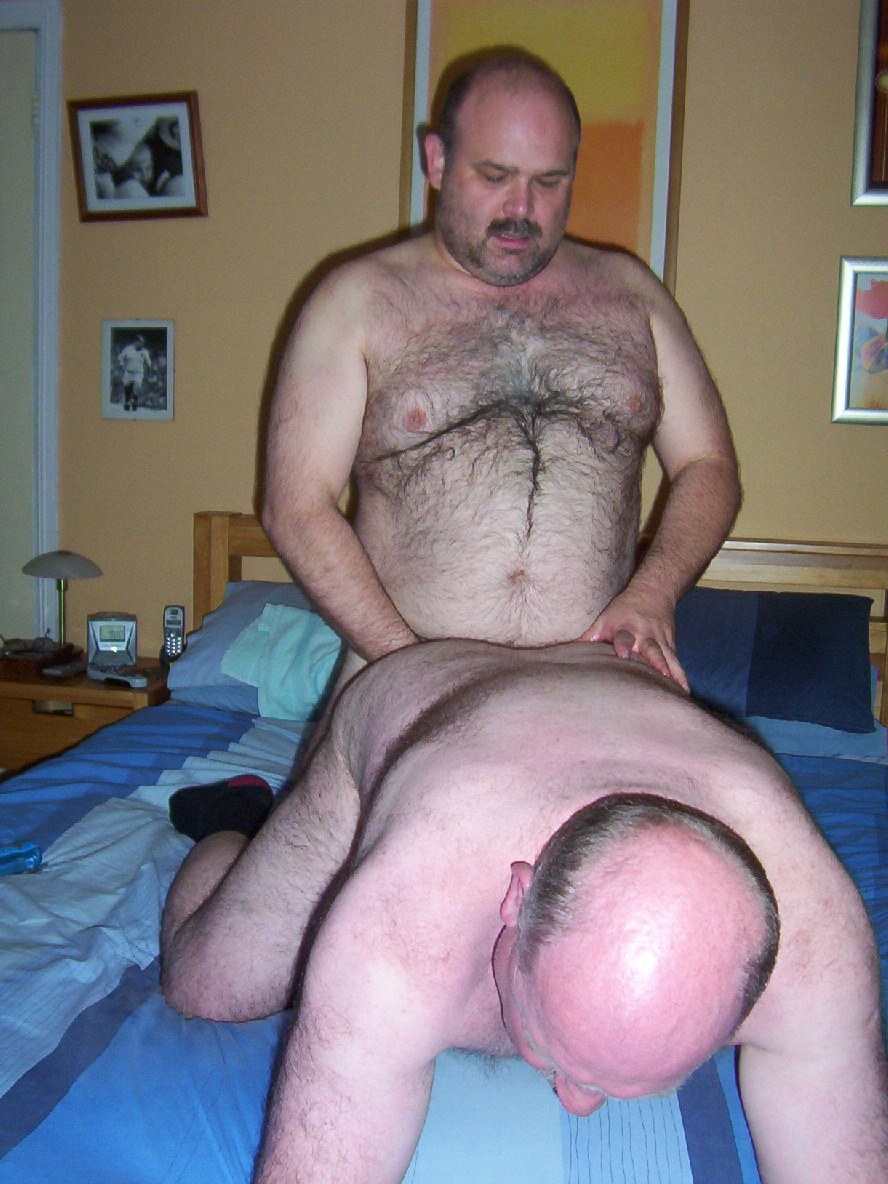 Hombre peludo de grasa desnuda