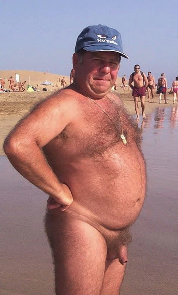 Hombres gordos desnudos en la playa