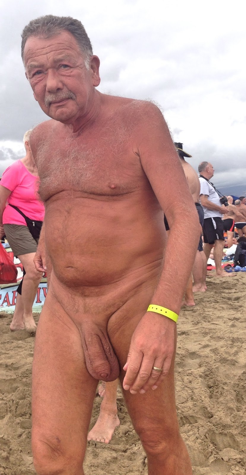 Personas transexuales en la playa desnuda