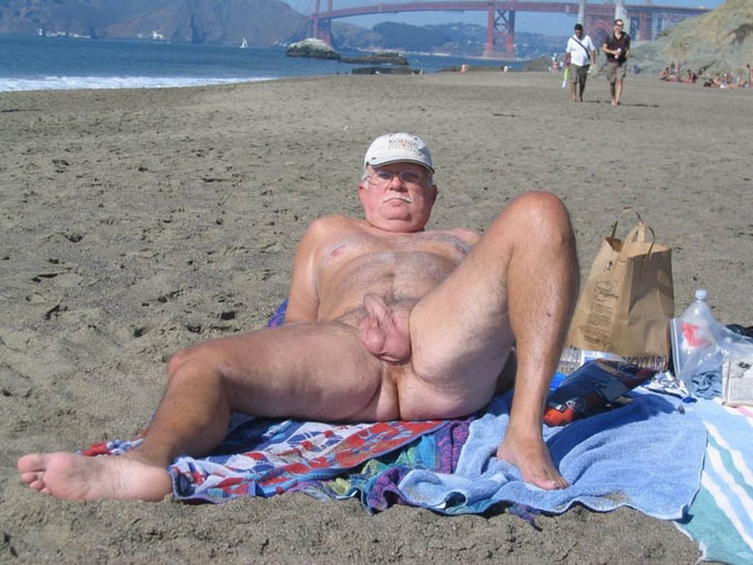Personas mayores sin bragas en la playa