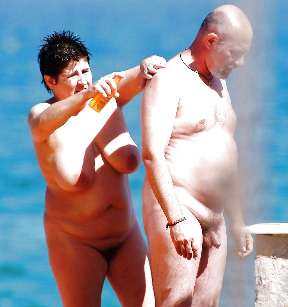 Viejo desnudo en la playa sin bragas