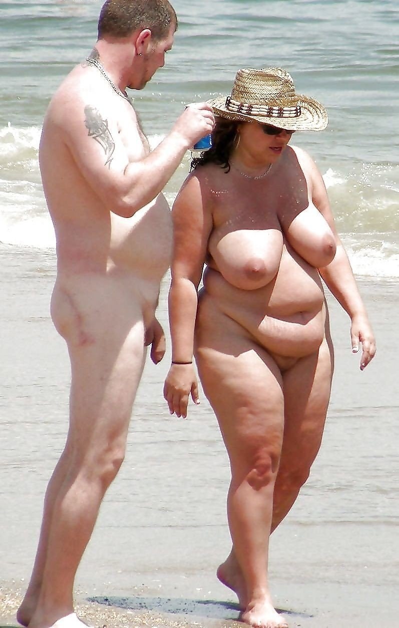 Mujeres llenas desnudas en la playa