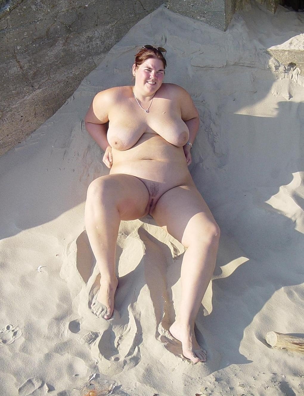 Chips maduros desnudos en la playa