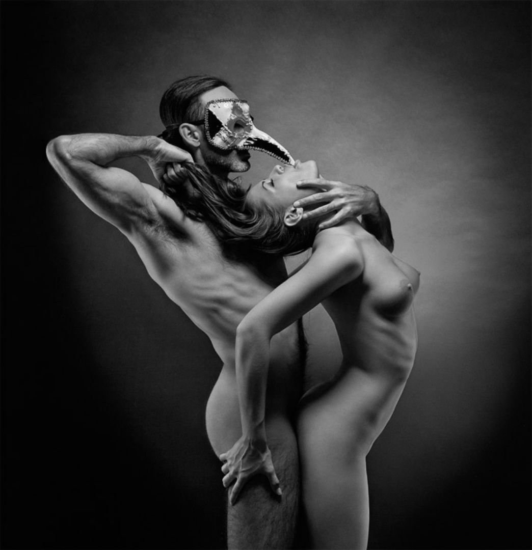 Hermosos hombres y mujeres desnudos