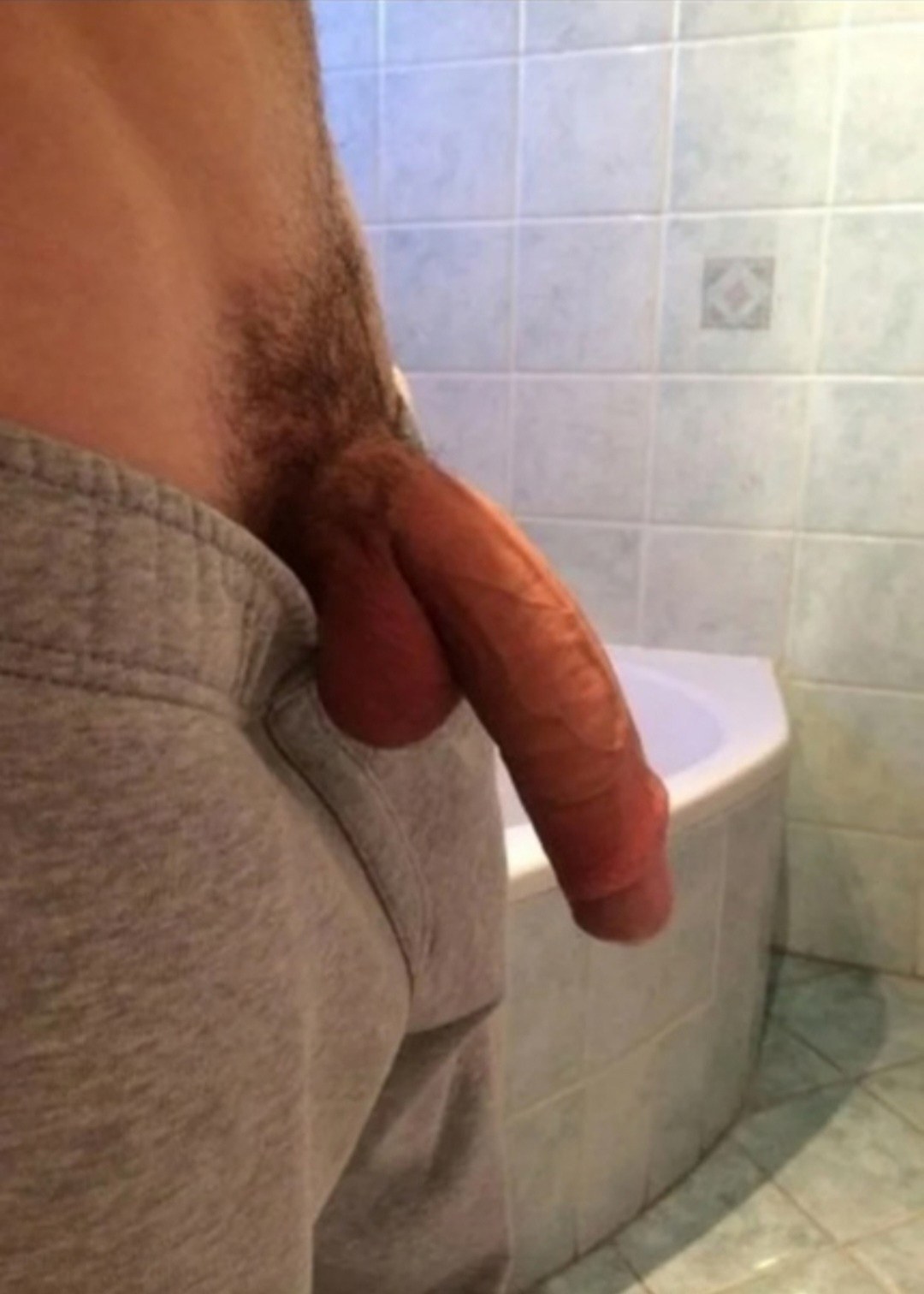 Hermosa polla masculina en el baño