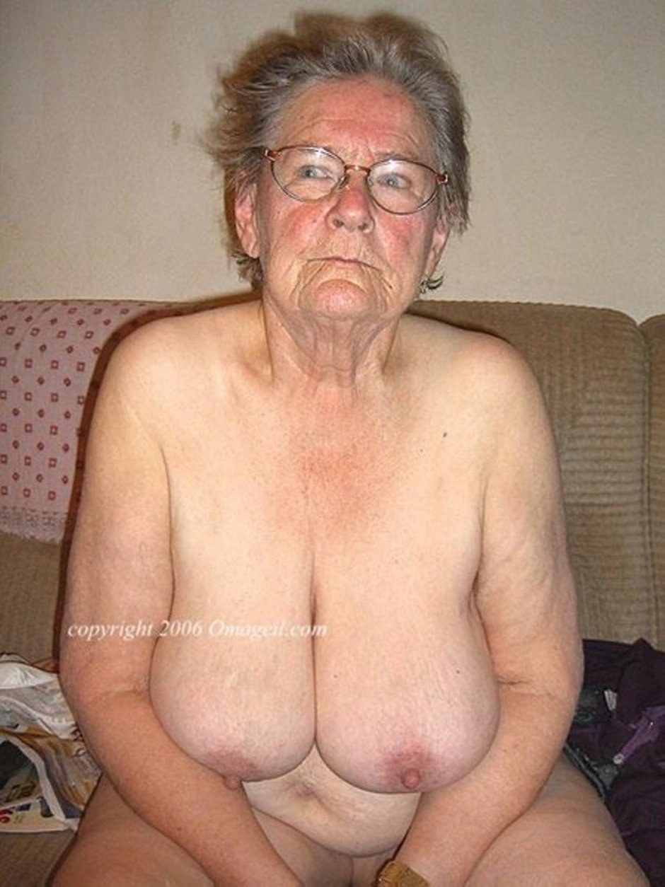 Tetas desnudas de la vieja abuela