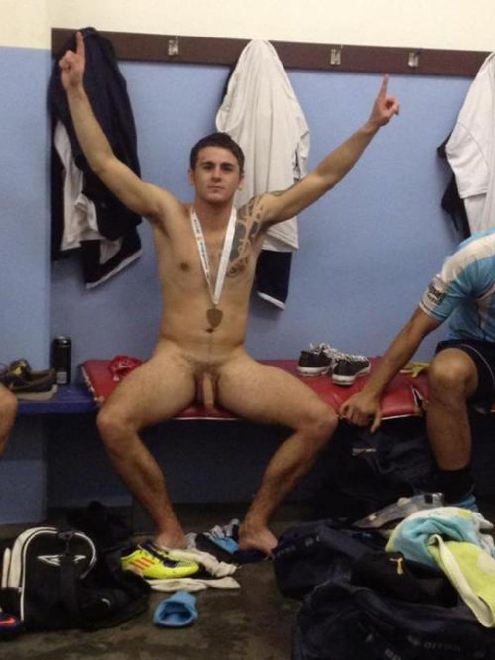 Jugadores de fútbol de chicos desnudos en el vestuario