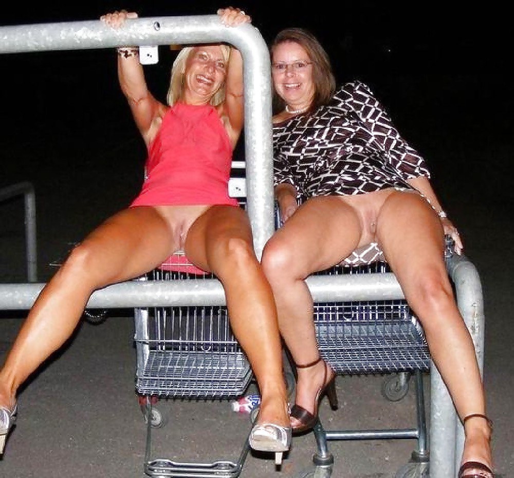 Las chicas se iluminan sin bragas