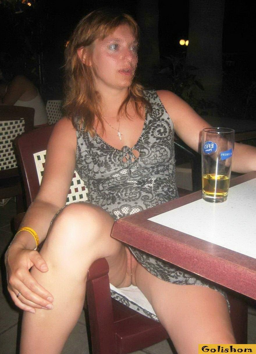 Chicas borrachas sin bragas debajo de una falda
