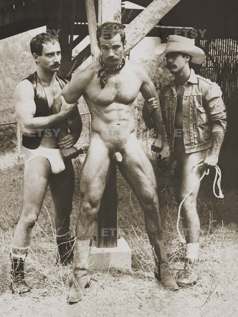 Chicos desnudos retro militar