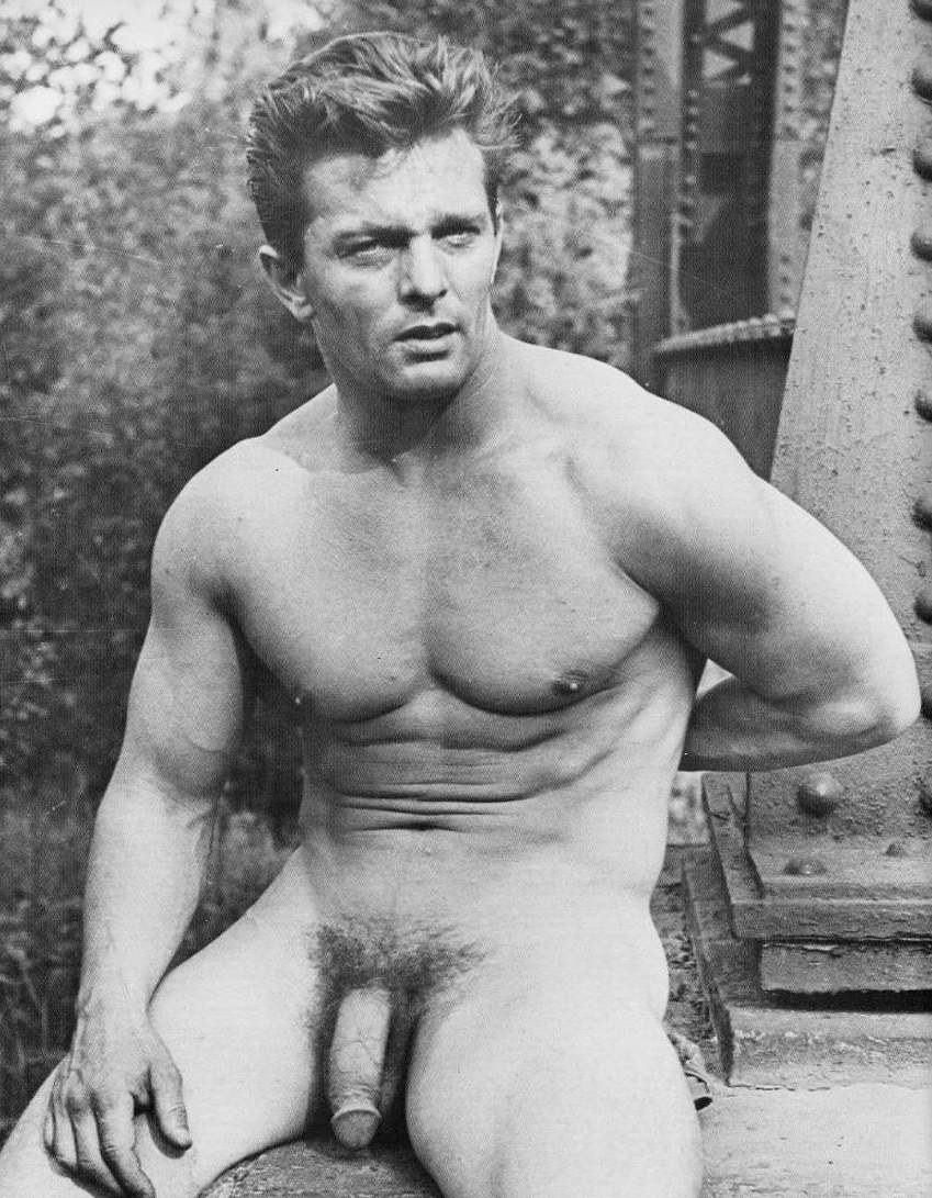 Chicos retro desnudo feliz