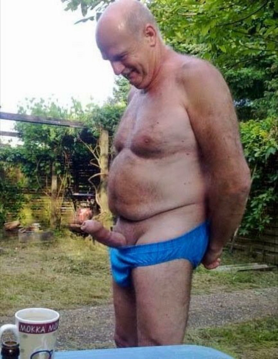 Viejo desnudo con grande